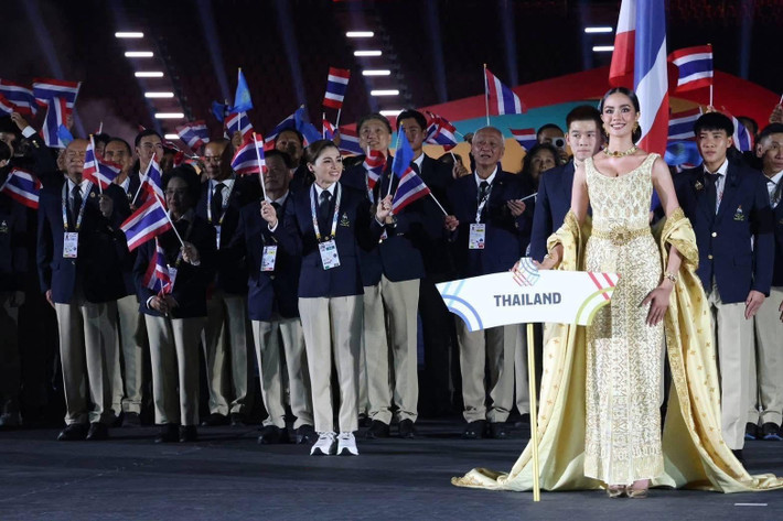 Opal là 1 trong 11 người đẹp cầm biển hiệu dẫn đoàn ở SEA Games 33. Ảnh: Miss World.
