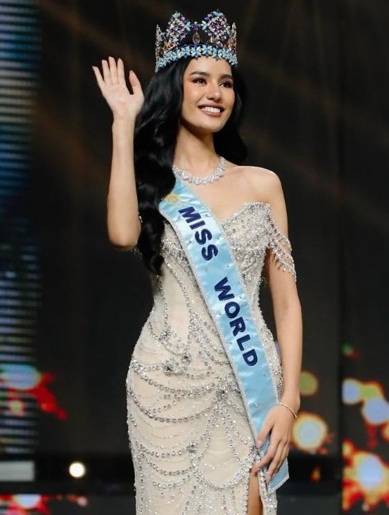Opal đăng quang Hoa hậu Thế giới 2025 vào tháng 5. Cô là mỹ nhân Thái Lan đầu tiên giành vương miện cuộc thi này. Ảnh: Instagram Opal Suchata Chuangsri.