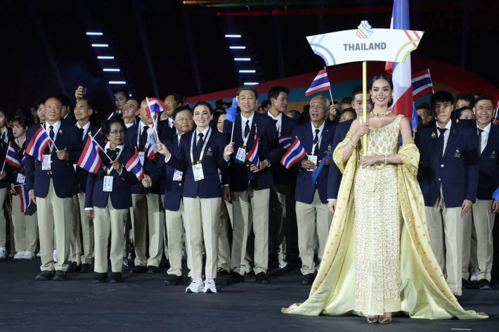 Opal Suchata Chuangsri vừa gây chú ý khi cầm biển hiệu dẫn đoàn Thái Lan trong khai mạc SEA Games 33. Ảnh: Miss World.