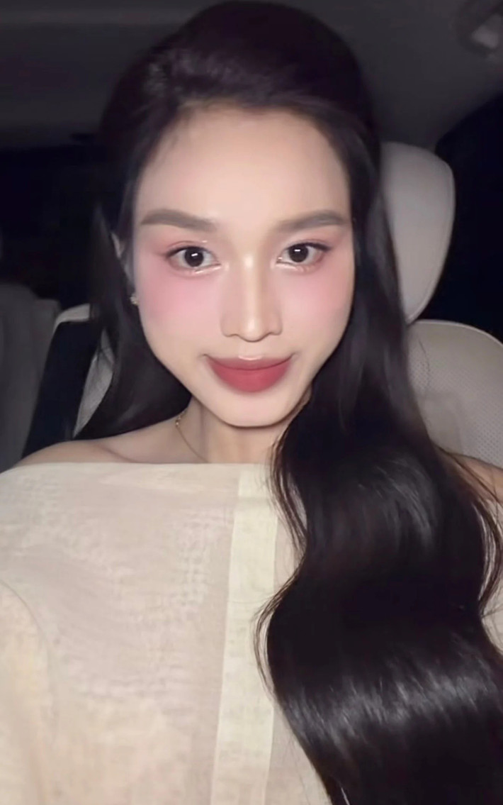 Đỗ Thị Hà diện trang phục trễ vai màu kem khi tham dự hôn lễ của Phương Nhi. Ảnh: Tiền Phong.