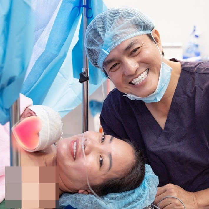 Diễn viên Cao Minh Đạt túc trực khi Trúc Trương hạ sinh con đầu lòng. Trên trang cá nhân, cặp đôi viết: "Một hành trình diệu kỳ, một tình yêu vô bờ. Cảm ơn con đã đến với ba mẹ". Ảnh: Người Đưa Tin.