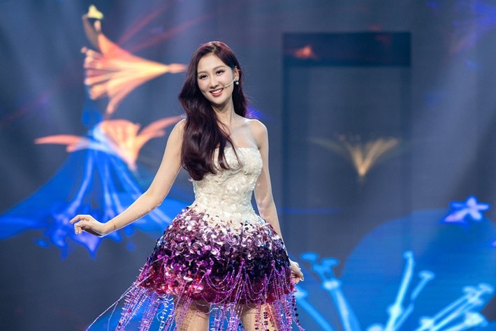 Theo Znews, nàng hậu lấy nghệ danh Ari Quế Anh.