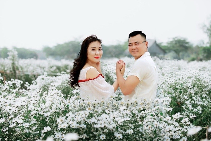 Nam nghệ sĩ tổ chức hôn lễ với giảng viên Minh Nguyệt vào năm 2015. Sau 10 năm, vợ chồng Tự Long có 3 người con chung. Ảnh: FB Tự Long.