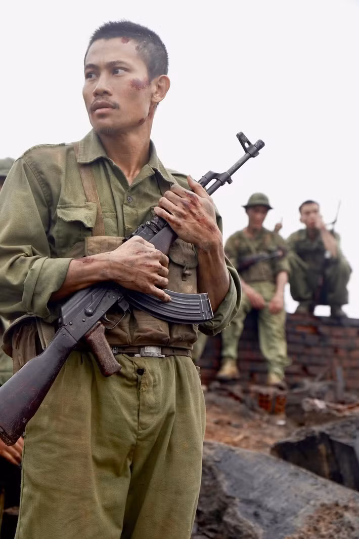 Nguyễn Phương Nam đóng vai Tạ - người lính nông dân trong phim Mưa đỏ. Ảnh: FB Phương Nam.