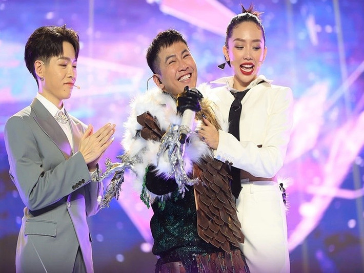 Tuy nhiên, ở Ca sĩ mặt nạ năm 2022, Tóc Tiên bật khóc nức nở và đến ôm đàn anh mà cô luôn trân trọng, yêu thương. Ảnh: Phụ Nữ Việt Nam.