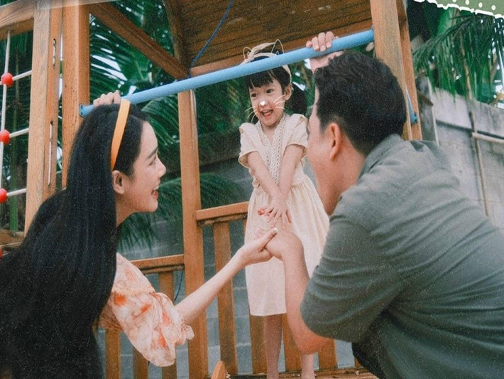 Theo Gia Đình Việt Nam, Trường Giang từng chia sẻ về định hướng nghề nghiệp của con gái. "Ngày xưa tôi cực khổ nhiều, sau này tôi sẽ cho con học cái gì cũng được miễn học tốt là được, làm nghề gì cũng được sống đàng hoàng là được", nam diễn viên nói. Ảnh: FB Nhã Phương.