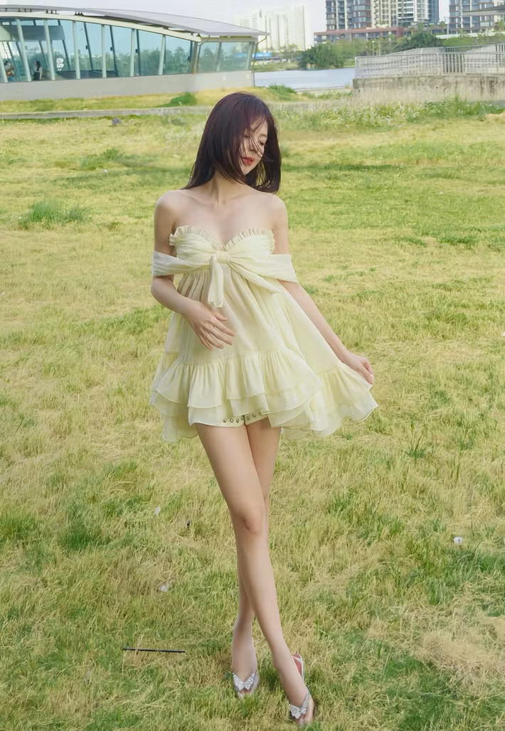 Sự tinh tế thể hiện ở cách cô cân bằng tổng thể trang phục thông qua chất liệu và bảng màu.