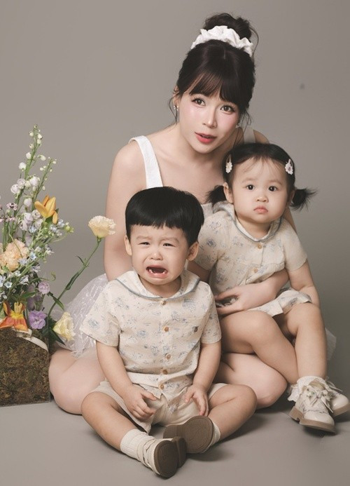 Trong bộ váy trắng mềm mại, Sam gần như “đóng khung” hình ảnh một bà mẹ hai con dịu dàng. Nhan sắc của cô được nhận xét ngày càng mặn mà, khác với vẻ trong trẻo thời còn là hot girl.