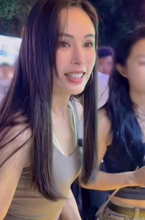 Ở đời thường, nữ diễn viên thường xuyên diện trang phục đơn giản, thoải mái nhưng vẫn tôn lên vóc dáng săn chắc. Ảnh: Znews.