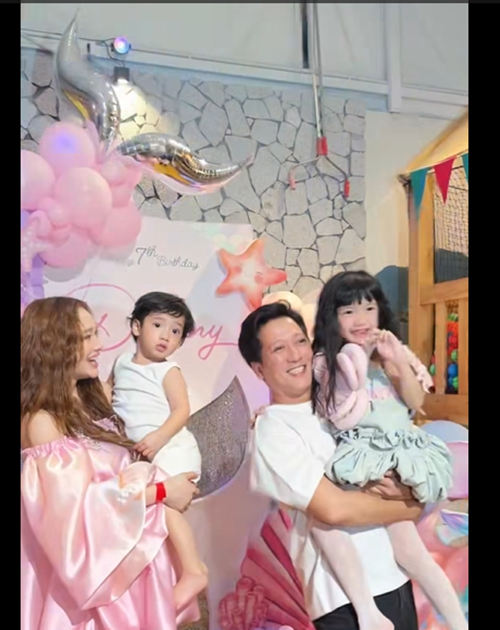 Nhã Phương nhắn nhủ ái nữ: "Chúc mừng sinh nhật 7 tuổi cô nhóc tháng 1 của mẹ. Mong con luôn giữ nụ cười tươi và trái tim ấm áp như bây giờ. Ba mẹ và cả gia đình mình thương chị hai Tiny nhiều lắm. Hy vọng những khoảnh khắc hạnh phúc bên gia đình và bạn bè hôm nay sẽ là hành trang quý giá nhất, nhắc con nhớ rằng mình luôn được mọi người yêu thương".