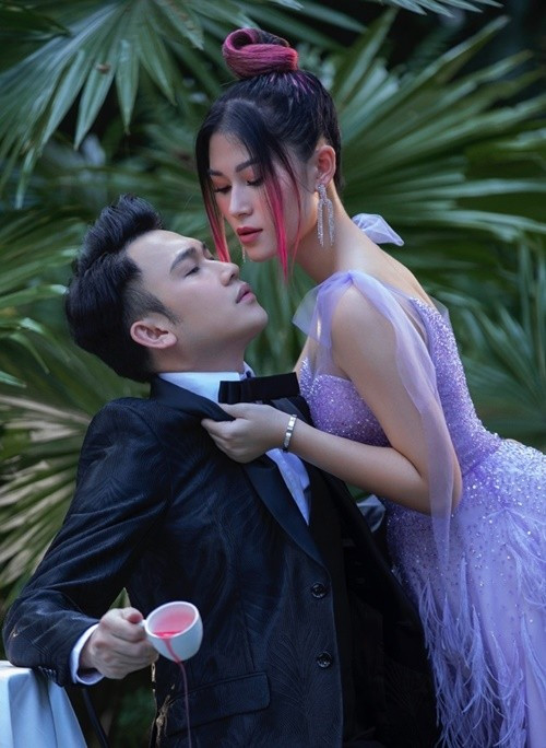 Dương Triệu Vũ ngại ngùng khi thực hiện bộ ảnh. Nam ca sĩ cho biết, trong lúc làm việc, anh đã phải uống hết một chai vang để trở nên tự tin hơn. Ảnh: Thế Giới Điện Ảnh.