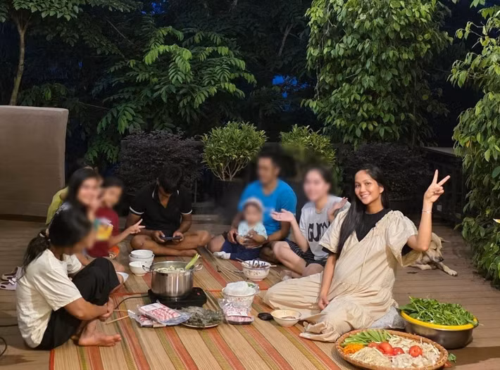 H'hen Niê bất ngờ khi chồng lái xe 8 tiếng từ TP HCM về Đắk Lắk để cùng gia đình ăn uống. Ảnh: FB H'hen Niê.