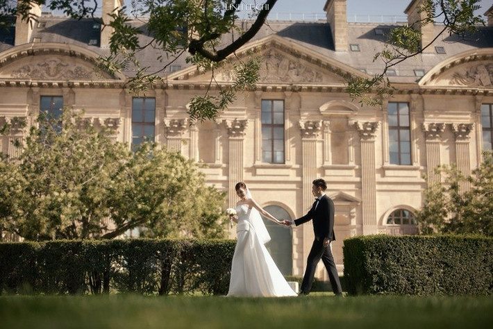 Đỗ Thị Hà có nhiều khoảnh khắc tình tứ ở trời Tây. Ảnh: FB Đỗ Thị Hà.