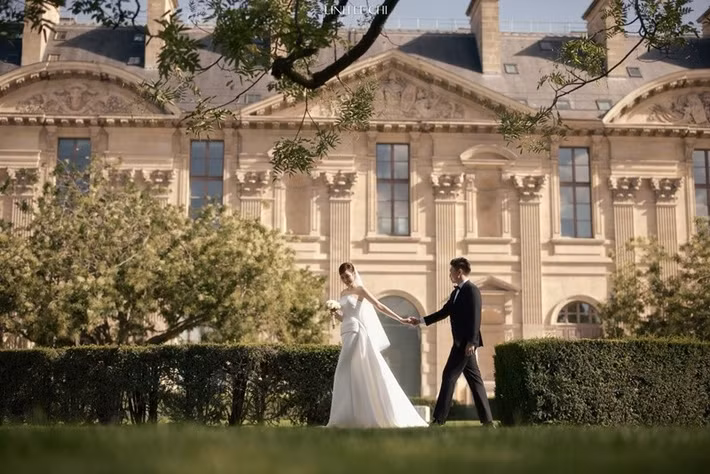 Đỗ Thị Hà có nhiều khoảnh khắc tình tứ ở trời Tây. Ảnh: FB Đỗ Thị Hà.