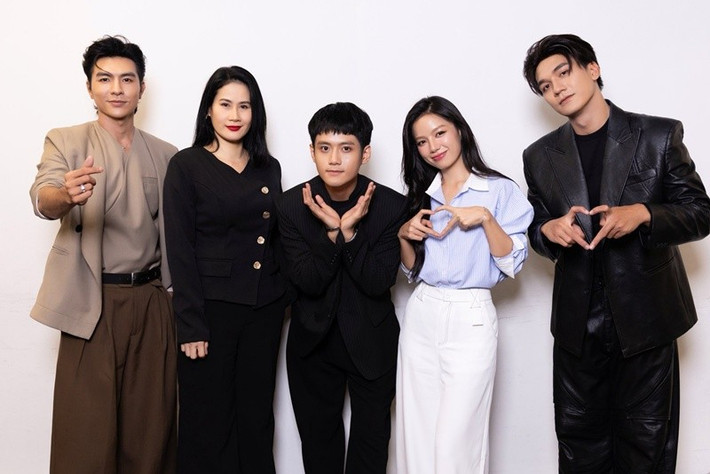 Ngoài Hạ Anh, Lâm Thanh Nhã, các diễn viên khác của bộ phim Mưa đỏ cũng gây chú ý khi tác phẩm được đánh giá cao về nội dung, có doanh thu 713 tỷ đồng. Ảnh: FB Lê Hạ Anh.