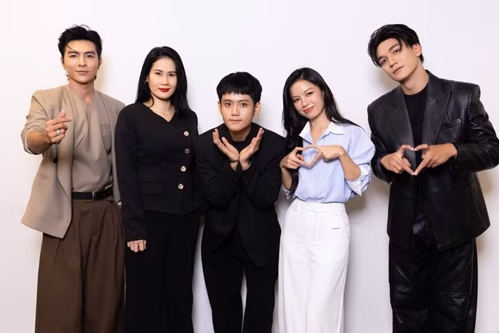 Ngoài Hạ Anh, Lâm Thanh Nhã, các diễn viên khác của bộ phim Mưa đỏ cũng gây chú ý khi tác phẩm được đánh giá cao về nội dung, có doanh thu 713 tỷ đồng. Ảnh: FB Lê Hạ Anh.