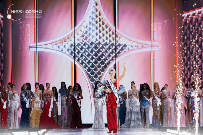 Tiền Phong dẫn lời đại diện Mỹ: "Chứng kiến người dì phải cắt bỏ ngực chỉ hai ngày sau khi tôi tốt nghiệp đã trở thành bước ngoặt, thúc đẩy tôi hành động vì cộng đồng bệnh nhân ung thư. Theo tôi, sự can đảm của người bệnh cần được tiếp sức bằng nhận thức xã hội và sự chung tay từ các quỹ thiện nguyện, đặc biệt với những gia đình có hoàn cảnh khó khăn". Ảnh: Miss Cosmo.