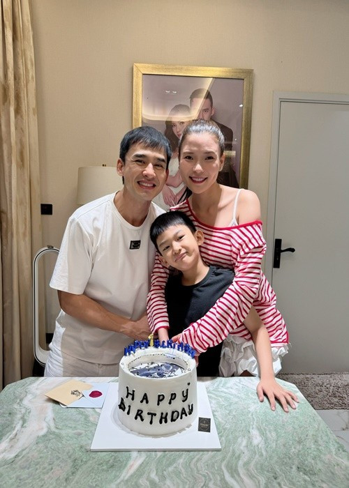 Một trong những nguyên tắc của vợ chồng Lương Thế Thành trong đời sống hôn nhân chính là tôn trọng công việc của nhau, phải biết san sẻ việc nhà. Ảnh: FB Thúy Diễm.