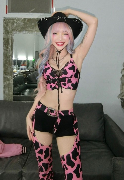 Jannine chuộng váy áo cắt xẻ táo bạo khi đi diễn lẫn ở đời thường. Ảnh: FB Jannine Weigel.