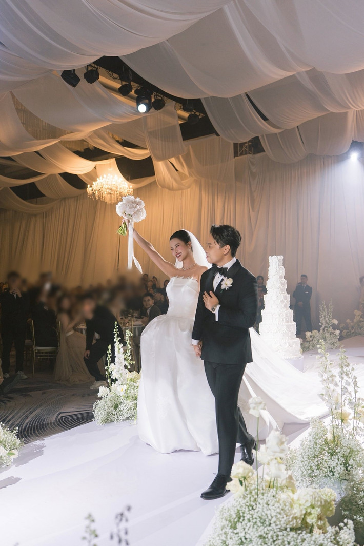 Dù ngày có mệt cỡ nào, doanh nhân Tùng Anh cũng cố gắng ráng pha trò cho Hương Ly cười. "Những điều tưởng nhỏ xíu đó lại khiến em thương anh theo kiểu… càng ở cạnh càng thấy đúng người", Hương Ly trải lòng.