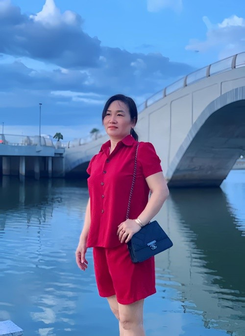 "Lại thêm một mùa 20/10 nữa rồi, năm nay mẹ ở xa, không có nhận hoa được. Đến Tết về con tặng luôn một thể ạ", Yến Nhi nhắn nhủ mẹ dịp 20/10 năm 2024. Ảnh: FB Yến Nhi.