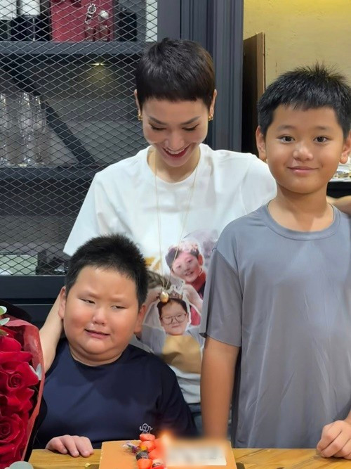 Trà My Idol thường chia sẻ những khoảnh khắc sinh hoạt giản dị bên các con, hé lộ cuộc sống gia đình bình yên nhưng luôn tràn ngập tiếng cười. Ảnh: FB Trà My Idol.