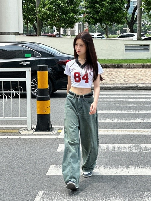 Xuống phố mới đây, Lê Huỳnh Bảo Ngọc kết hợp áo crop top cùng quần jeans cạp cao ống rộng. Ảnh: FB Bảo Ngọc.