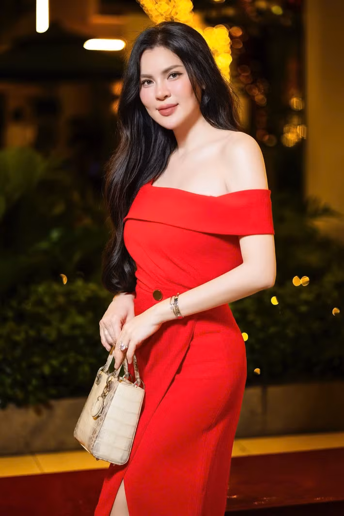 Bà mẹ bốn con sử dụng túi xách hàng hiệu. Ảnh: FB Phương Lê.