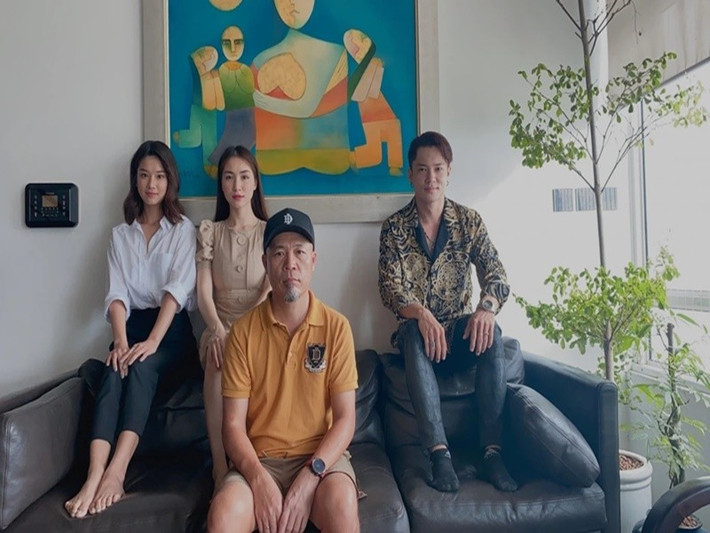 Theo VOV, chia sẻ về chiến thắng của Hòa Minzy ở Học viện ngôi sao 2014, nhạc sĩ Huy Tuấn từng bày tỏ: " Cả ba học viên Hòa Minzy, Hoàng Yến, Gia Bảo khi bước đến đây thì mỗi bạn đều mang một cá tính, một phong cách riêng không lẫn vào bất cứ ai khác. Đó là điều làm tôi tự hào nhất về các bạn vì dù sao đi nữa cũng chỉ mới sinh năm 1995 nhưng thiên chất và những định hướng âm nhạc của các bạn đều rất rõ ràng. Tuy nhiên, trong ba bạn thì có thể Hòa Minzy sẵn sàng hơn một chút và quyết định của khán giả với chiến thắng dành cho Hòa là điều hoàn toàn thuyết phục". Ảnh: VOV.