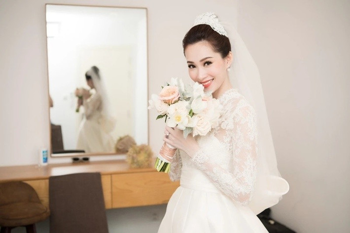 Lê Thanh Hòa thiết kế váy cưới cho Hoa hậu Đặng Thu Thảo. Lê Thanh Hòa chia sẻ trên Dân Việt, chiếc váy cưới không theo trào lưu hay bất cứ một xu hướng nào. Thay vào đó, chiếc váy thể hiện tính cách, con người cũng như thần thái của Đặng Thu Thảo trong ngày trăm năm. Ảnh: Vietnamnet.
