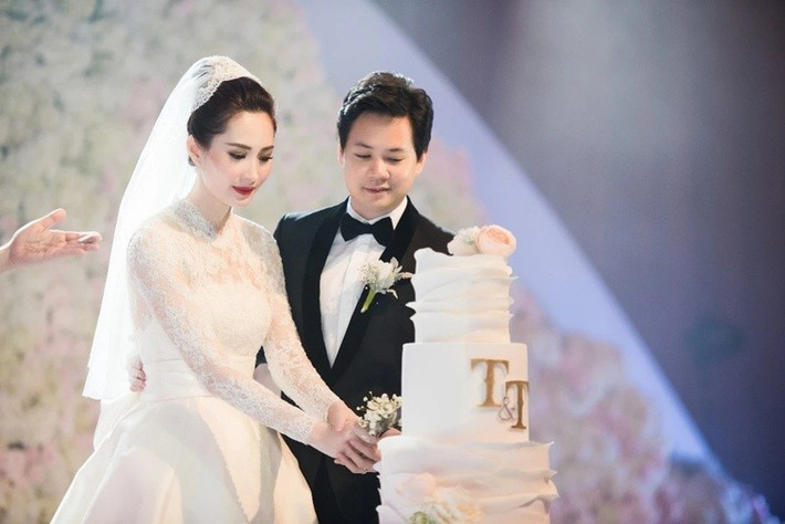 Theo Znews, phần thân váy cưới của Thu Thảo dùng chất liệu ren cao cấp đính đá Swarovski. Tùng váy xếp ly nhẹ ở eo và phồng to dần ở phần đuôi đem lại sự thanh lịch, sang trọng bật lên vẻ đẹp mỏng manh nhưng ngọt ngào, thuần khiết. Ảnh: Znews.