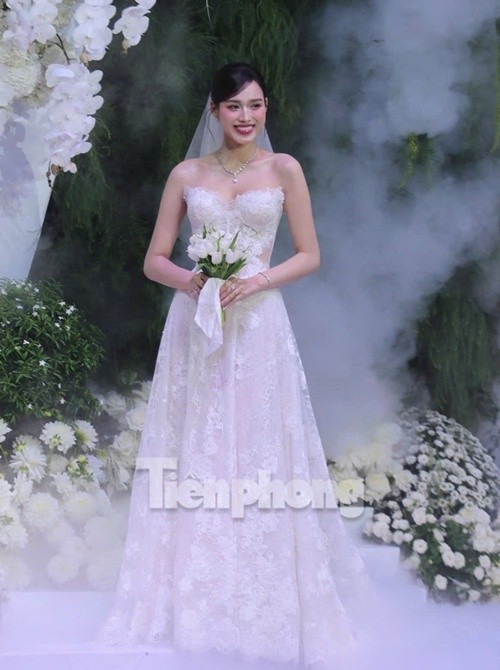 Cũng trong đám cưới, Đỗ Thị Hà diện váy cúp ngực chất liệu ren. Ảnh: Tiền Phong.