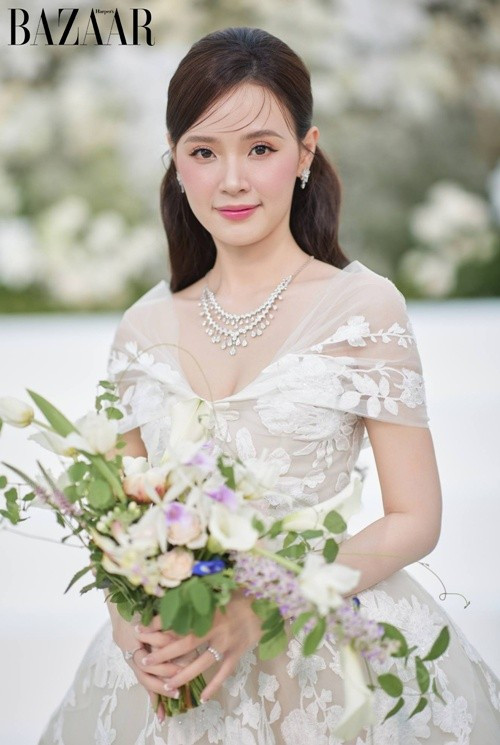 Cũng trong hôn lễ, Midu diện một mẫu váy 480 triệu đồng của thương hiệu thời trang cao cấp Elie Saab. Ảnh: Harper’s Bazaar Việt Nam.