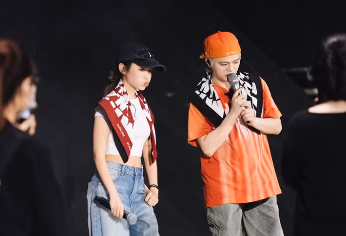 "Ngày anh 25 tuổi, còn em thì 23 tuổi, ai cũng có khán giả và thiên đường âm nhạc riêng của mình", Phương Mỹ Chi tâm sự.