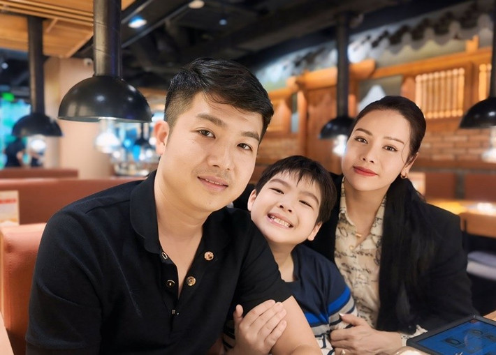 Nhật Kim Anh chia sẻ trong cuộc phỏng vấn với Người Đưa Tin, cô và chồng cũ cùng nhau chăm sóc con trai, tạo điều kiện tốt nhất có thể. Nhật Kim Anh còn tiết lộ, bố mẹ chồng cũ rất thương bé Julia. "Bà nội mong được gặp bé lắm. Mỗi lần tôi về thăm Tin, bà đều hỏi "Julia sao rồi con", rồi khen "Julia thấy cưng quá". Tôi chờ thời gian sắp tới khi Julia cứng cáp hơn, tôi sẽ đưa bé về thăm ông bà nội", Nhật Kim Anh cho biết. Ảnh: FB Nhật Kim Anh.