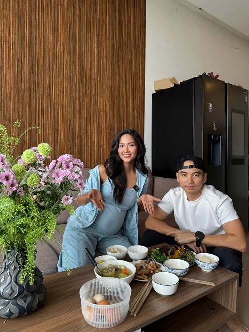 Tuấn Khôi thường xuyên nấu ăn cho H'hen Niê. Ảnh: FB H’hen Niê.