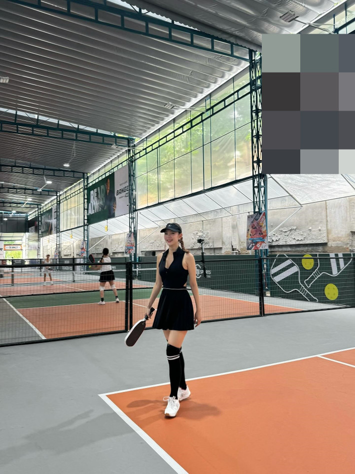 Minh Hằng nói thêm: “Ban đầu, vợ chồng tôi mở vài sân để chơi. Khi mở ra, chúng tôi nhận thấy phong trào rất sôi nổi. Vì thế, gia đình đã có cụm 12 sân và đang xây thêm 12 sân nữa".