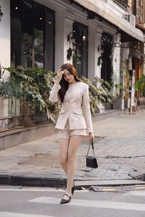 Set đồ tweed kết hợp túi xách nhỏ mang đến hình ảnh thanh lịch, hiện đại. Đây là kiểu trang phục cô thường lựa chọn khi dạo phố hoặc tham gia các hoạt động thường ngày.