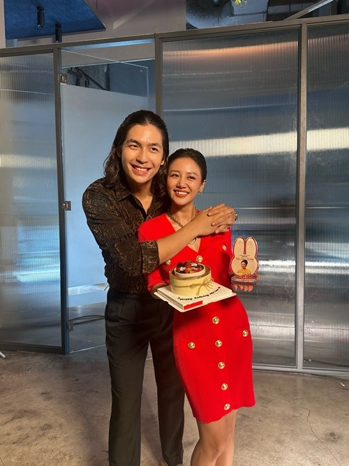 Đóng cặp cùng cô là Quốc Anh trong vai người chồng màn ảnh. Đây cũng là lần đầu hai nghệ sĩ hợp tác. Ảnh: FB Văn Mai Hương.