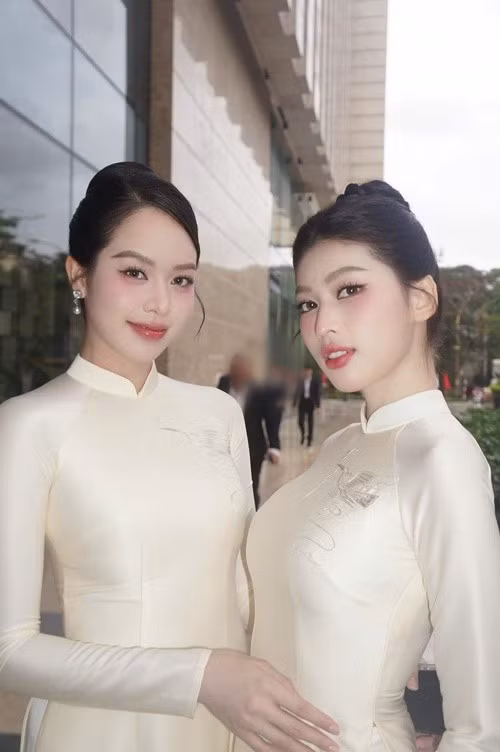 Thanh Thủy viết trên trang cá nhân: "Team bê tráp rộn ràng thế thôi. Quá là yêu cô dâu". Ảnh: FB Thanh Thủy.