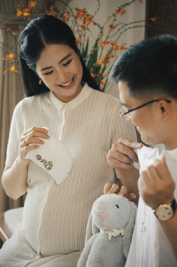 "Điều quý giá nhất mà Hân mong muốn ghi lại trong bộ ảnh này chính là nụ cười hạnh phúc của cả gia đình khi quây quần bên nhau", Ngọc Hân viết.