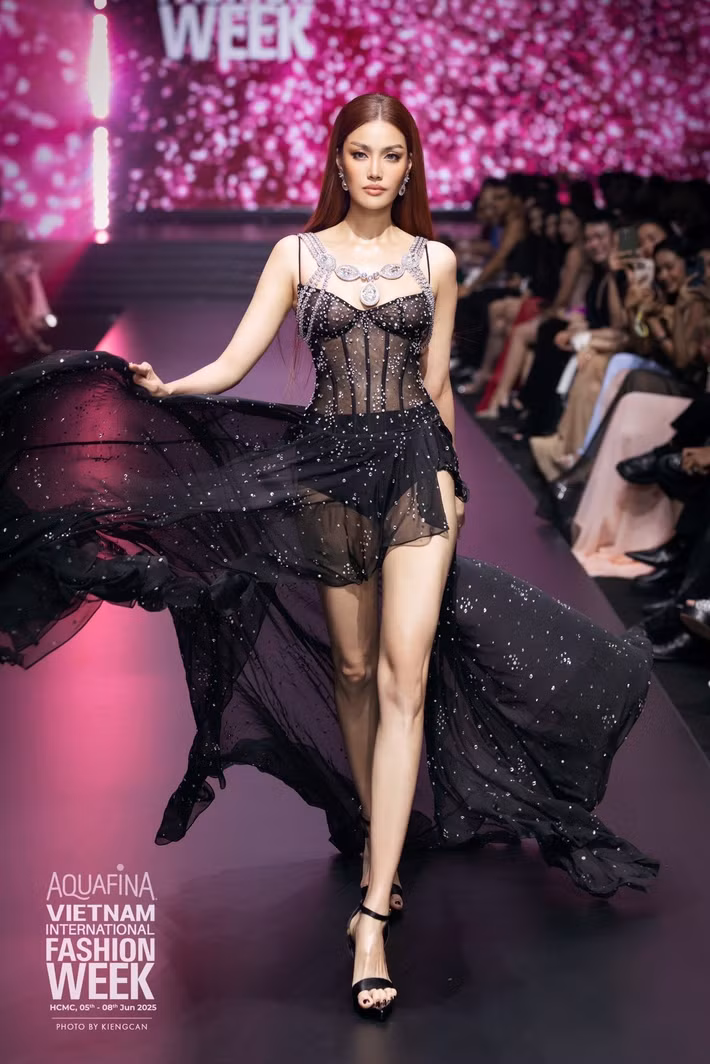 Top 11 Hoa hậu Thế giới 2015 tự tin sải bước trên sàn catwalk. Ảnh: FB Lan Khuê.