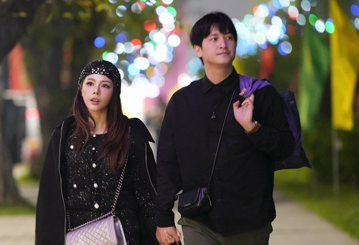 Cô viết với giọng điệu nửa hài hước, nửa bất lực: “Không đăng ảnh thì bảo chia tay. Đăng ảnh thì nói khoe khoang. Không cho chồng đi đóng phim thì bị chê xấu xa, còn cho đi đóng phim yêu đương thì lại bị so sánh không đẹp đôi với bạn diễn”.