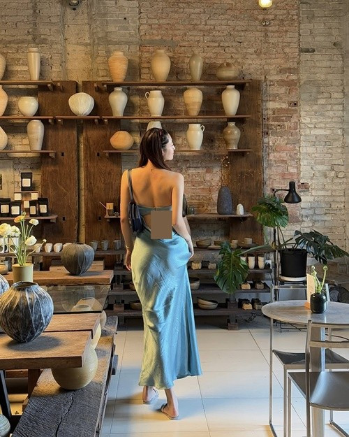 Phần thân váy được xử lý khéo léo với các đường cắt mềm mại. Chi tiết này tạo hiệu ứng thị giác nhẹ nhàng, hiện đại.