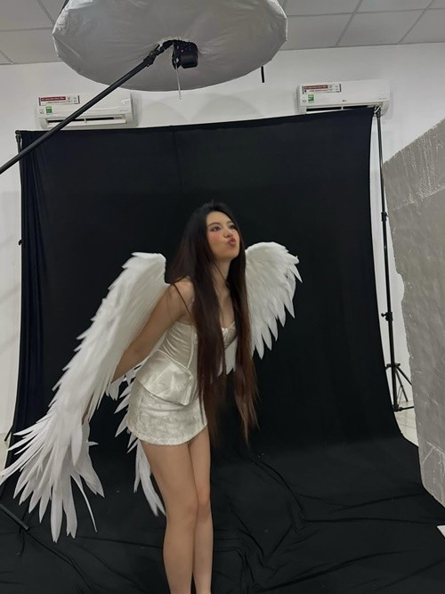 Dù theo đuổi phong cách gợi cảm, con gái út của Quyền Linh vẫn giữ sự tiết chế. Các trang phục cô lựa chọn có điểm nhấn vừa phải, không quá táo bạo, phù hợp với độ tuổi. Ảnh: Instagram Mai Thảo Ngọc.