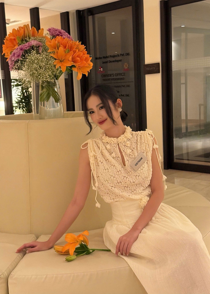 Từ Ấn Độ, Hoa hậu Ý Nhi cho biết, cô cảm thấy nhẹ nhõm sau khi hoàn thành phần thi. Người đẹp nói: “Tôi có cơ hội theo dõi phần thể hiện của các thí sinh khác và rút kinh nghiệm cho bản thân. Điều tôi cảm thấy ý nghĩa nhất không phải là việc mình đã làm được gì, mà là câu chuyện về những tủ sách, về ước mơ của trẻ em vùng sâu vùng xa Việt Nam đã được lan tỏa ra thế giới”. Ảnh: FB Ý Nhi.