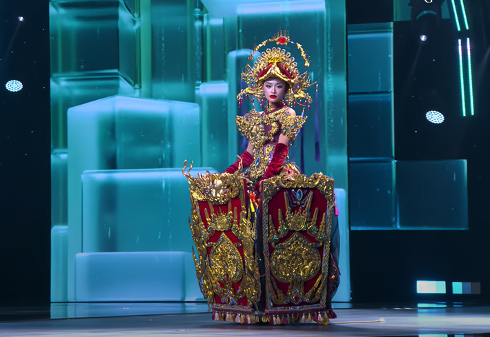 Trang phục Thăng Long Hội là sáng tạo của của Nguyễn Huy Hoàng. Thiết kế lấy cảm hứng từ nghệ thuật múa rối nước. Trang phục tái hiện hình ảnh mái đình tráng lệ bên hồ, nơi từng là sân khấu cho bao câu chuyện dân gian. Ảnh: Sen Vàng.