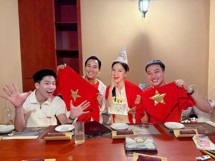 "Cảm ơn mọi người đã cùng hát mừng sinh nhật và dành thật nhiều tình cảm ấm áp cho mình", Hạ Anh viết trên trang cá nhân.