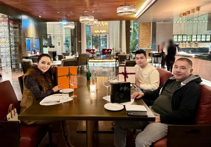 "Tôi luôn xem mẹ chồng là tấm gương để mình cố gắng. Khi có những quyết định quan trọng, tôi thường chia sẻ với người thân và người luôn ủng hộ tôi lại chính là mẹ chồng. Lúc tôi muốn vào Sài Gòn lập nghiệp, mẹ chồng liền nói: "Con vào trong đó đi, Sài Gòn sướng lắm, thời tiết ấm áp". Lúc tôi muốn ra nước ngoài, mẹ chồng lại nói: "Ôi con đi nước ngoài đi, mẹ đi nước ngoài rồi thích lắm". Mẹ chồng còn động viên tôi học lái xe vì nếu mẹ còn trẻ thì mẹ cũng học", cô tiết lộ. Ảnh: FB Mai Thu Huyền.