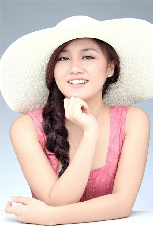 Sau Nếu như anh đến, nữ ca sĩ có nhiều bài hát gây chú ý như Ngày chung đôi, Chậm lại một phút, Mona Lisa, Cầu hôn. Ảnh: FB Văn Mai Hương.